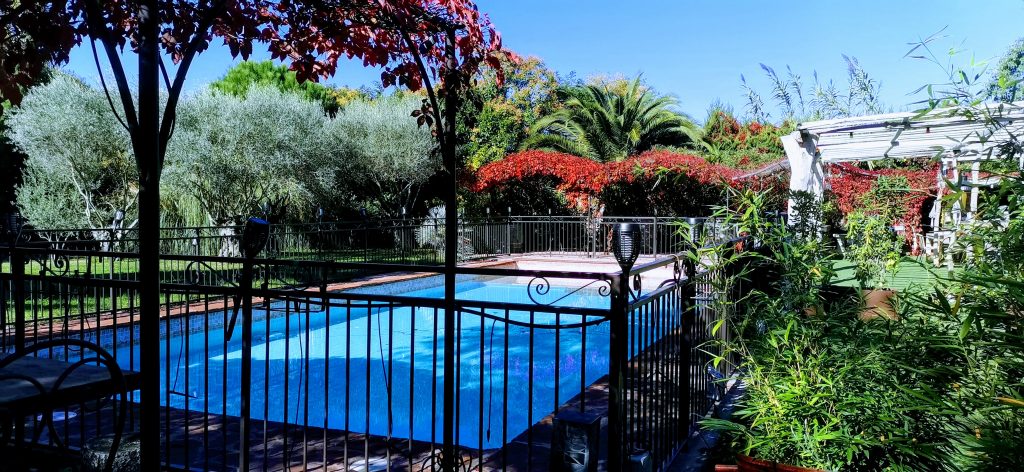 La grande piscine et la paillote des Coquilloux à Montpellier